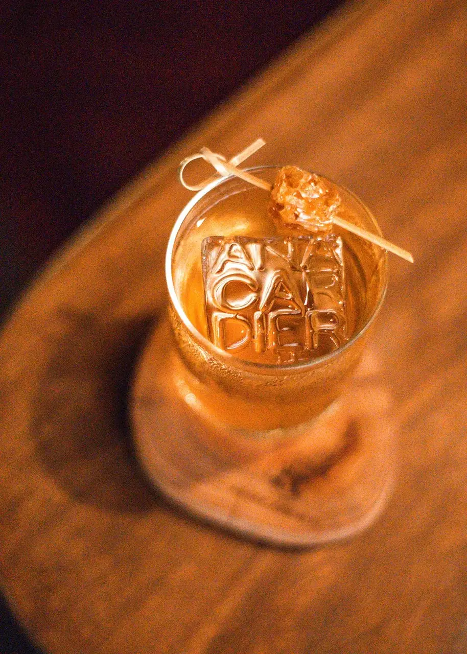 Drinque com pedra de gelo gravada com a marca Anacardier