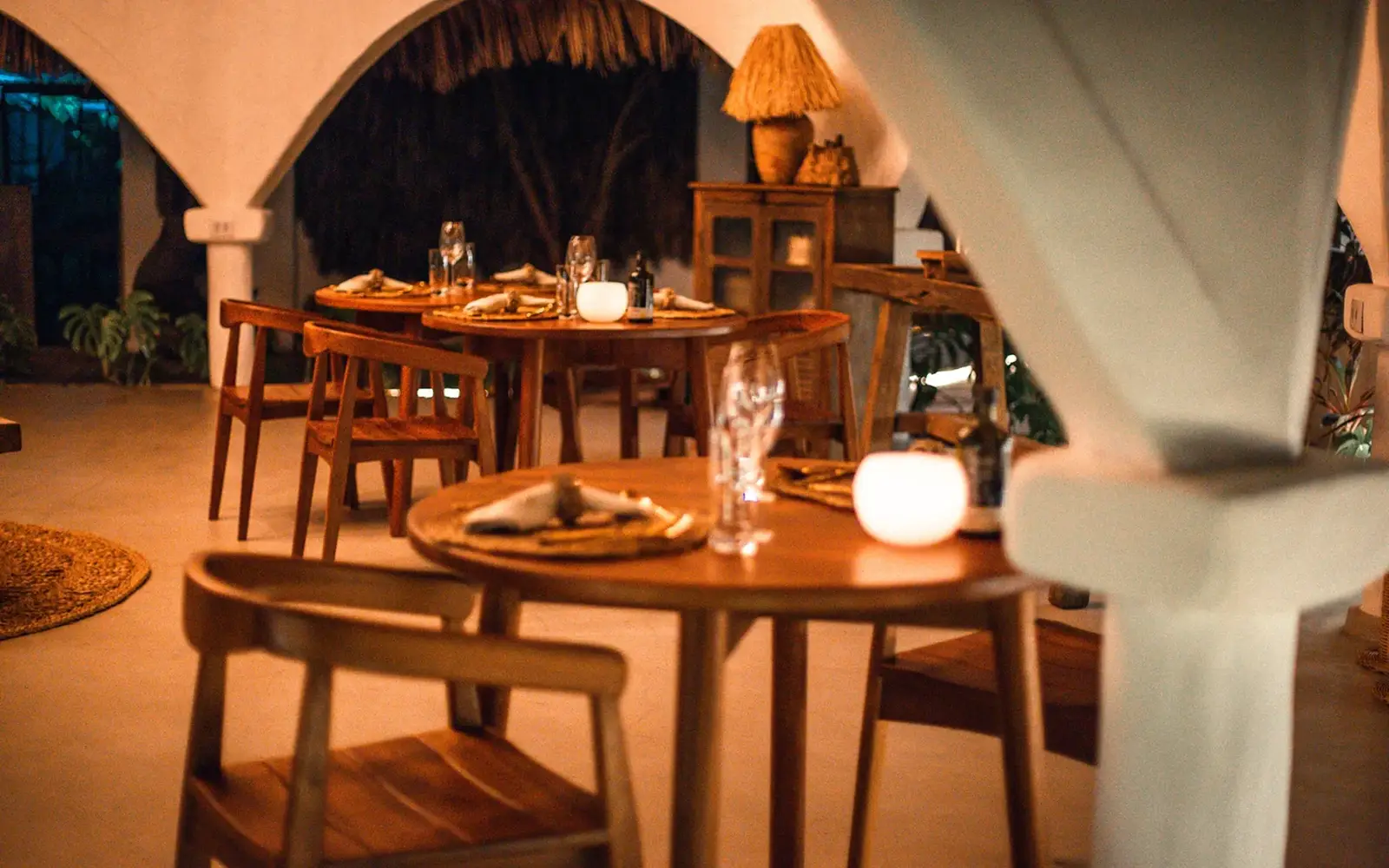 Jantar à luz de vela sob os arcos do restaurante