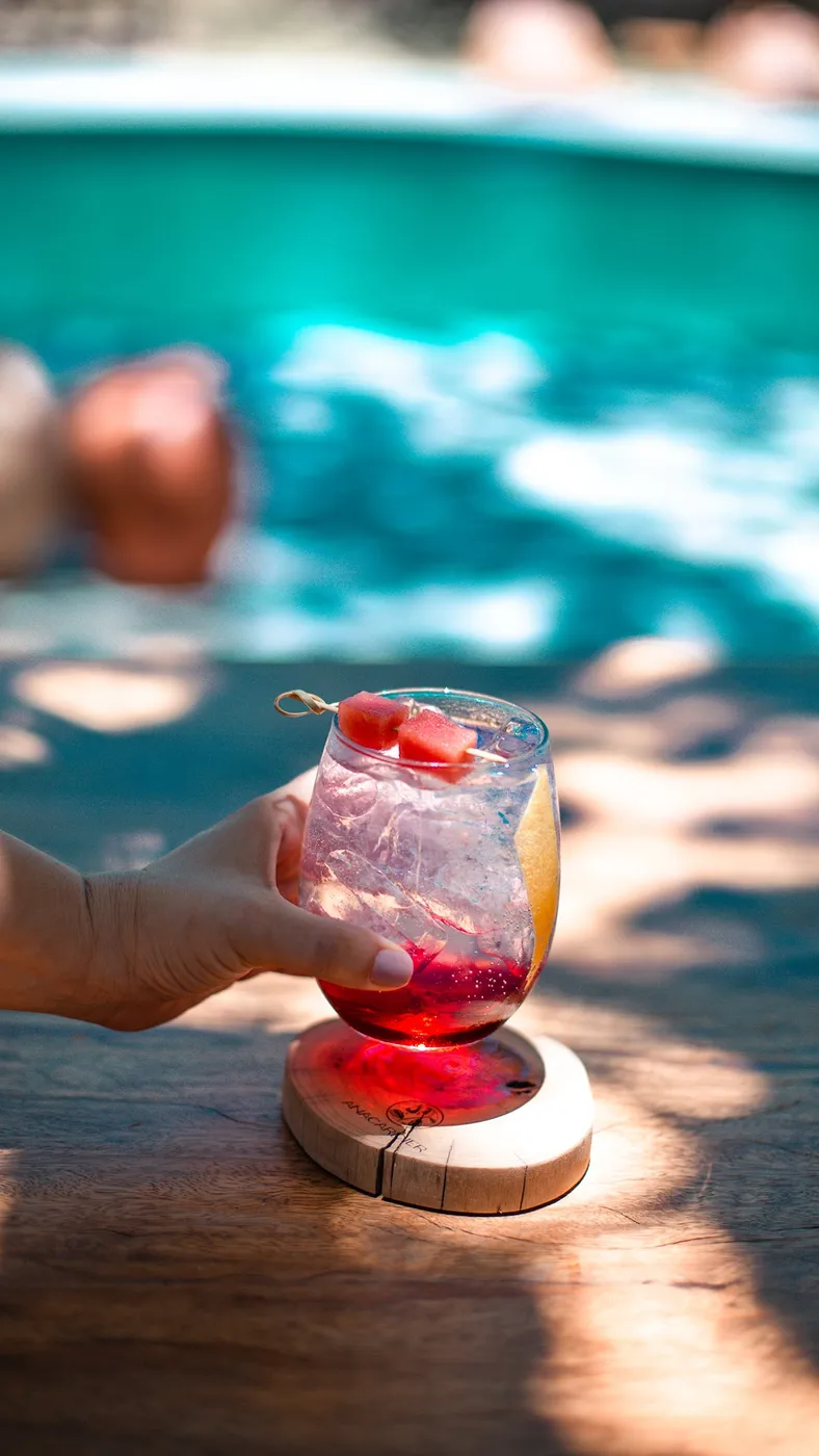 Pétalas na água de uma piscina privativa ao entardecer