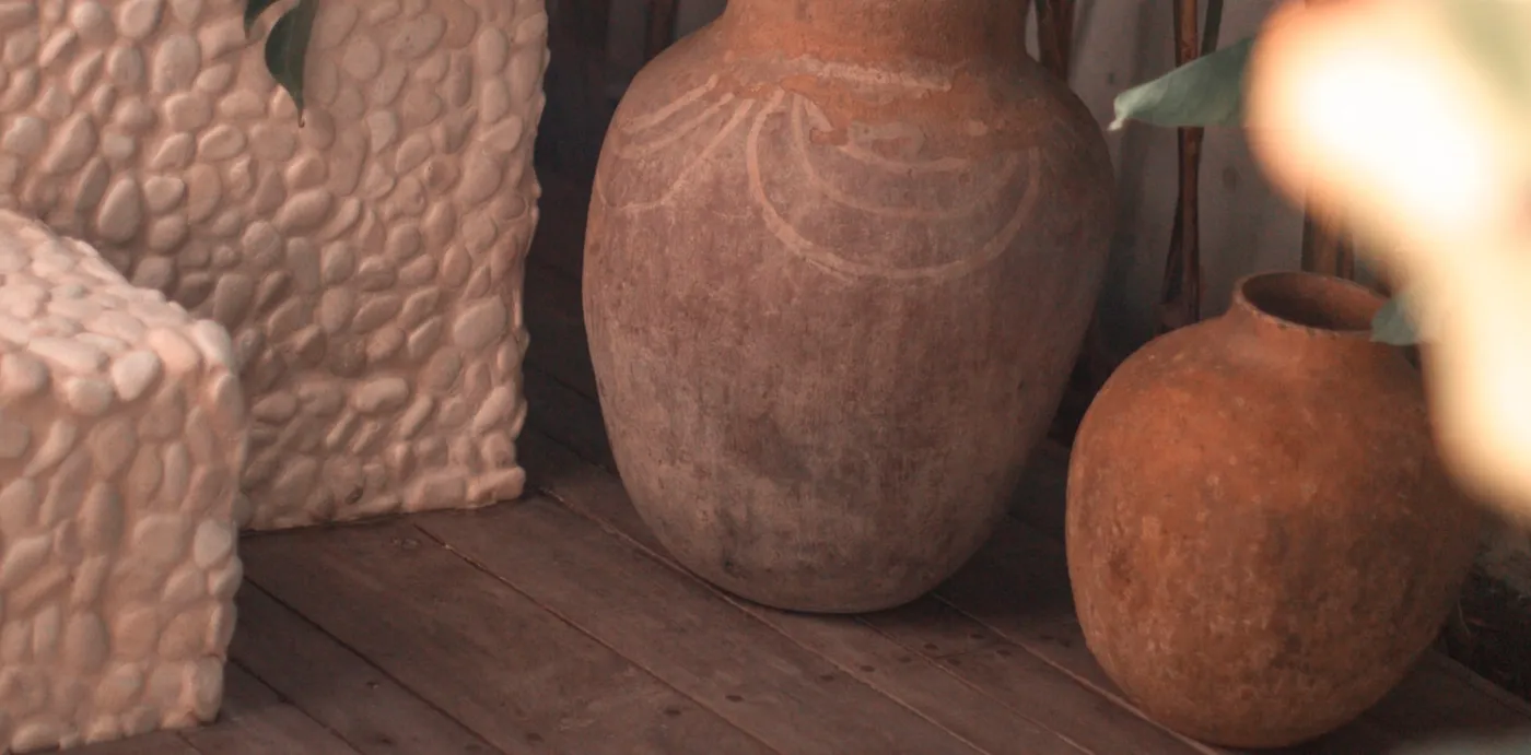 Vasos de barro de oleiro sobre o piso de madeira